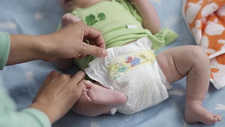 Bunda perlu tahu nih, cara tepat mengganti popok bayi dengan higienis.