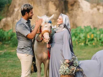 Uniknya 7 Potret Maternity Shoot Irish Bella Bersama Ammar Zoni