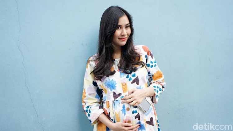 Syahnaz Sadiqah melahirkan bayi kembar berjenis kelamin laki-laki dan perempuan. Begini kondisi adik Raffi Ahmad dan bayinya tersebut saat ini di rumah sakit.