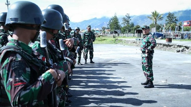 Menteri PUPR Basuki Hadimuljono mengatakan anggota TNI dilibatkan memperbaiki bangunan rusak karena masyarakat di Wamena masih dilanda ketakutan pascakerusuhan.
