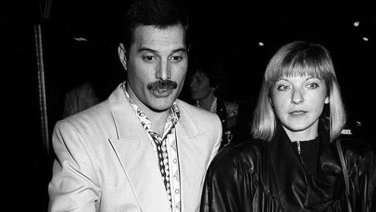 Musisi ternama Freddie Mercury selalu lekat dengan sosok perempuan cantik Marry Austin&period; Marry dikenal sebagai sosok yang berhasil merebut hati sang legenda&period;