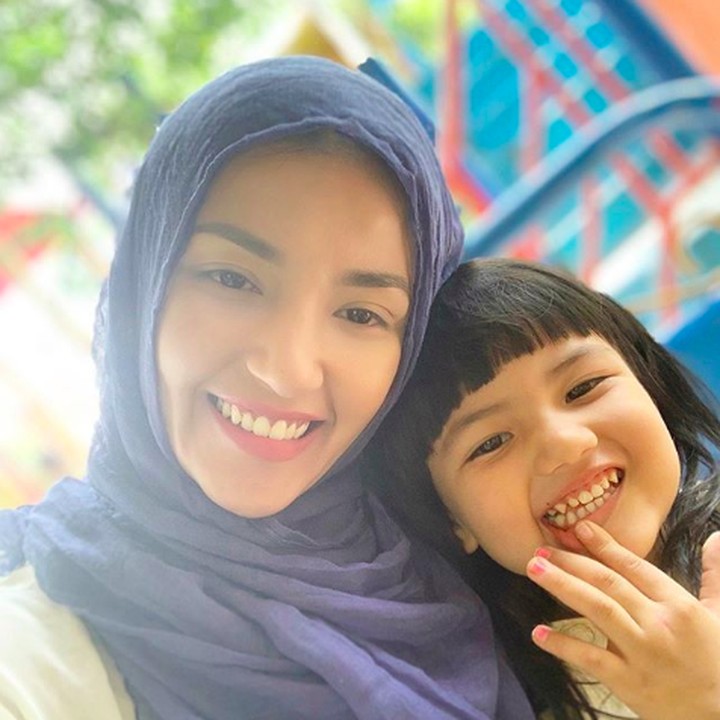 <p>Tsania dan Shabira lagi menunggu kedatangan Aang Syarif. Terlihat sangat mirip ya, Bun. (Foto: Instagram @tsaniamarwa54)</p>