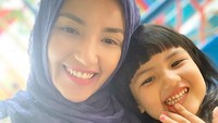<p>Tsania dan Shabira lagi menunggu kedatangan Aang Syarif. Terlihat sangat mirip ya, Bun. (Foto: Instagram @tsaniamarwa54)</p>