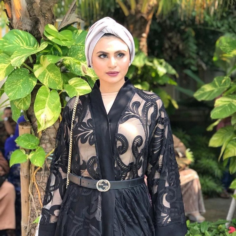 Asha Shara Lepas Hijab, Ini Transformasinya Berikut, transformasi Asha Shara saat ia mengawali karirnya sebagai model lalu mulai mengenakan hijabnya.