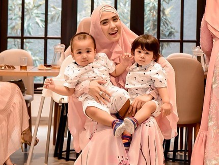 Menggemaskan, 7 Potret Bahagia April Jasmine Momong Si Kembar