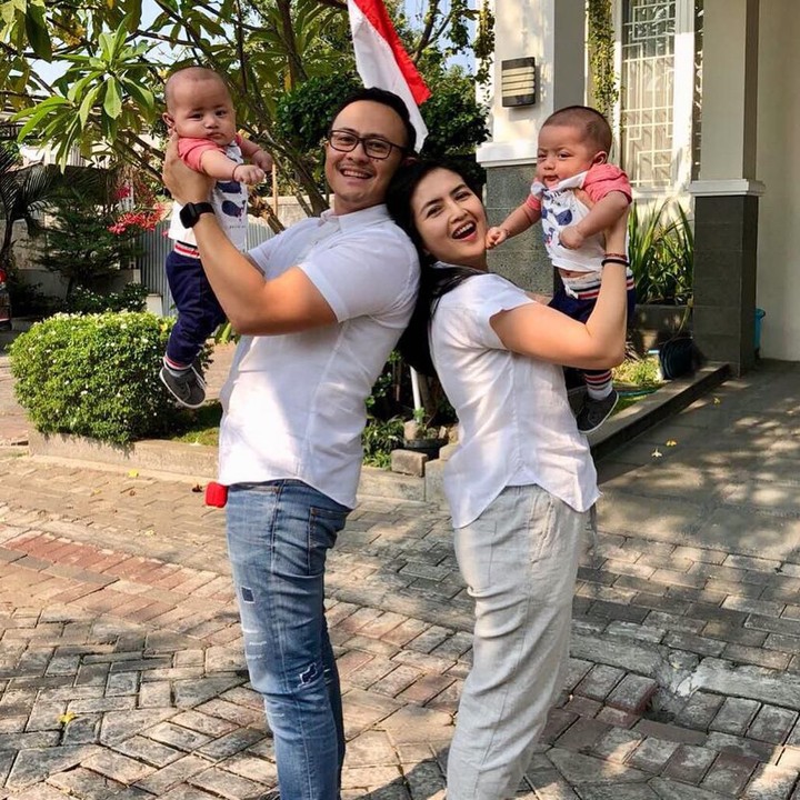 <p>Karena kembar, Magha dan Degha selalu memakai sesuatu yang senada ya. (Foto: Instagram @kddevie)  </p>