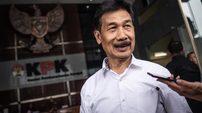 Penyidik KPK menahan Bupati Solok Selatan, Muzni Zakaria, terkait kasus suap.