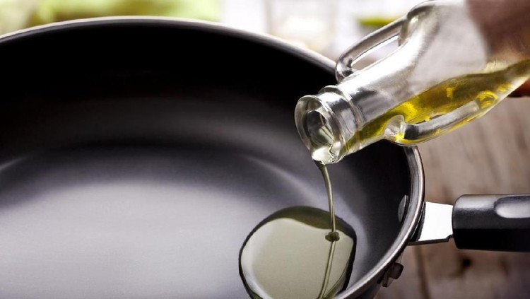 Bunda sering masak pakai panci atau wajan teflon? Ketahui 6 tips aman menggunakannya untuk memasak.