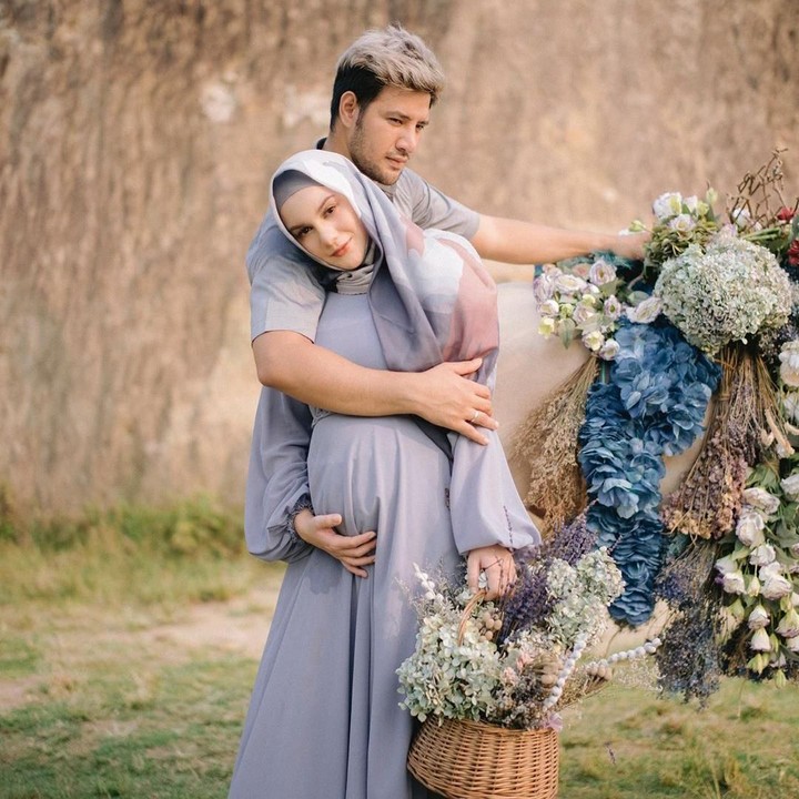 <p>Irish Bella mengabadikan momen kehamilannya bersama sang suami, Ammar Zoni. Foto maternity ini diambil di outdoor. Irish dan Ammar kompak mengenakan baju berwarna biru pastel dan berpose mesra di sebelah kuda yang dihias dengan bunga-bunga cantik. (Foto: instagram @dierabachir)</p>
