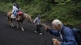 FOTO: Menatap Surya dari Gunung Fuji Panorama matahari terbit dari puncak Gunung Fuji, Jepang, yang sangat cantik membuat pendaki rela memulai perjalanan sejak dini hari.