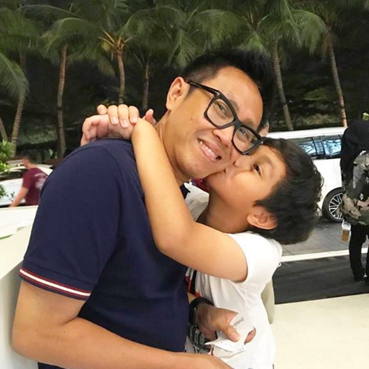 <p>Cannavaro menunjukkan ciuman sayangnya sama Ayah Eko. Semoga sehat dan bahagia selalu. (Foto: Instagram @ekopatriosuper)</p>