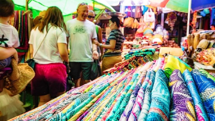 Batik, Pilihan Instrumen Investasi Baru untuk Bunda Selain emas, kini Bunda bisa memilih batik sebagai instrumen investasi ritel menguntungkan.
