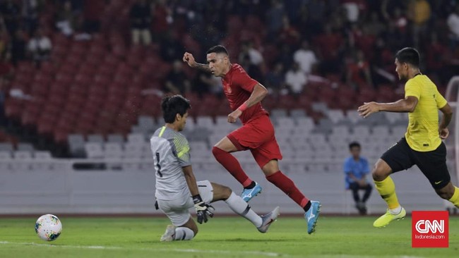 Timnas Indonesia unggul 2-1 atas Malaysia di babak pertama pada laga Grup G Kualifikasi Piala Dunia 2022 di Stadion Gelora Bung Karno, Jakarta, Kamis (5/9).