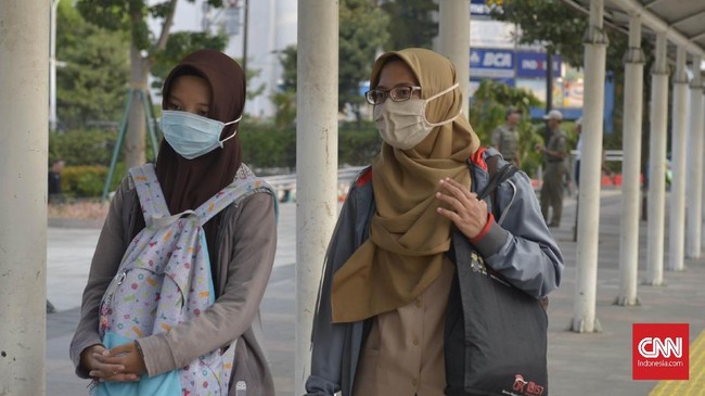 Warga yang kedapatan tidak memakai masker saat di luar rumah, kata Wali Kota Padang Mahyeldi, akan didenda. Denda berupa dua masker.