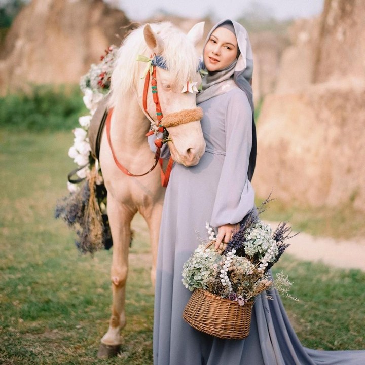 Cantik sekali bumil satu ini. Semoga lancar sampai hari persalinan ya, Irish. (Foto: Instagram @dierabachir)<div class="adL"> </div>