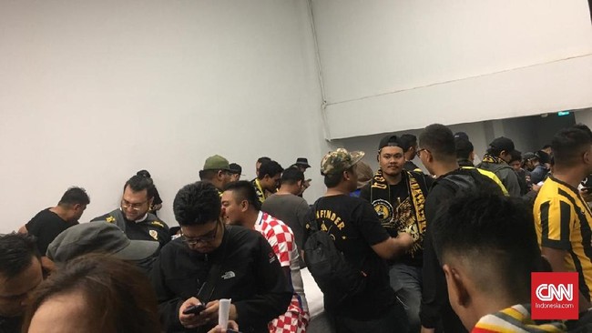 Fan Malaysia yang menyaksikan langsung laga Kualifikasi Piala Dunia 2022 di Stadion GBK, Kamis (5/9) tidak bisa keluar dari area venue pertandingan.