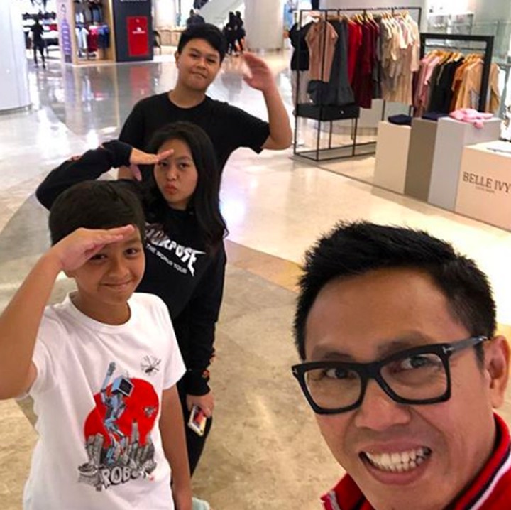 <p>Menikah pada 2001, Eko dan Viona memiliki tiga anak yang sudah besar. Ketiganya diberi nama Syawal Adrevi Putra Purnomo, Nayla Ayu Adrevi Putri, dan Cannavaro Adrevi Putri Purnomo. (Foto: Instagram @ekopatriosuper)</p>