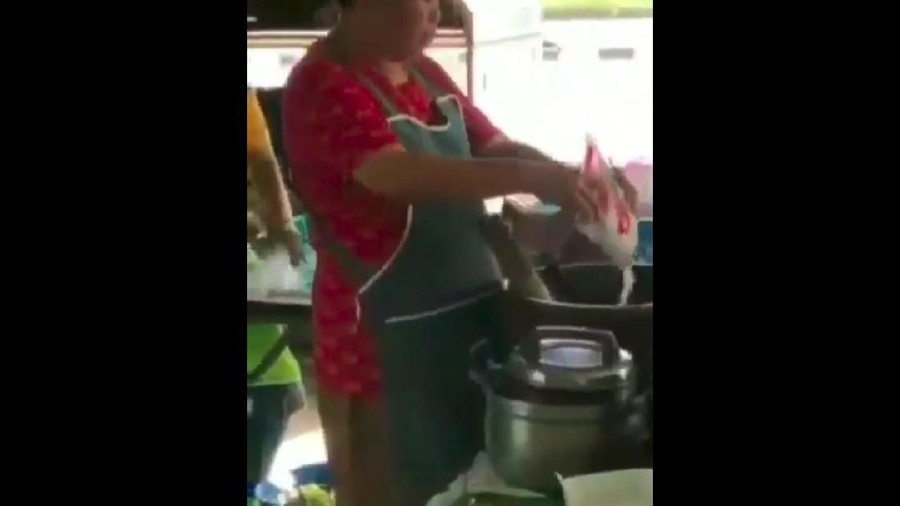 Viral seorang penjual makanan gunakan banyak micin.