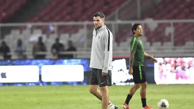 Pengamat sepak bola Supriyono Prima menilai tugas Simon McMenemy tak layak dilanjutkan di Timnas Indonesia.