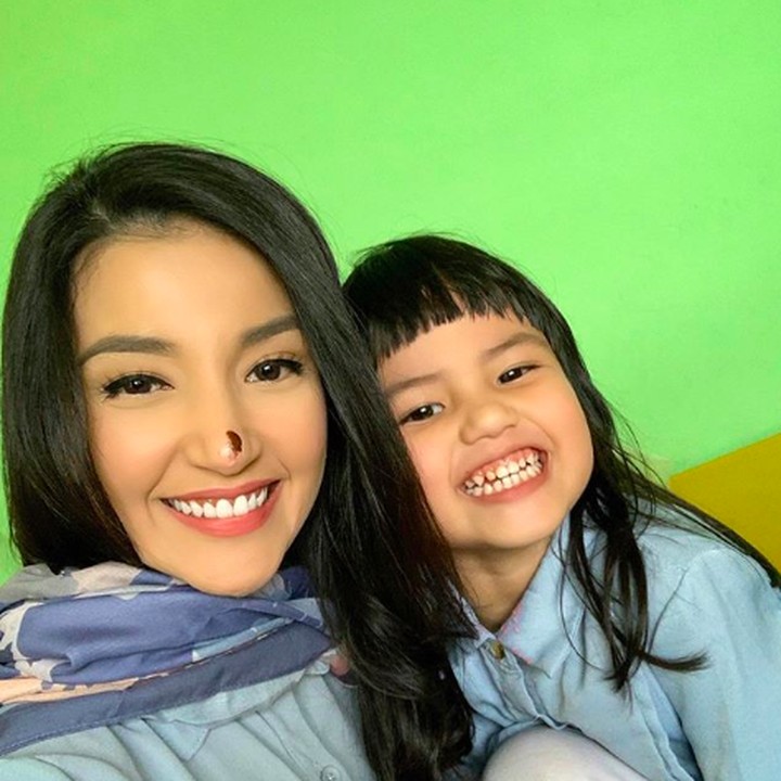 <p>Tsania mencurahkan isi hatinya di Instagram. Bunda berusia 28 tahun ini mengatakan kalau merindukan kedua buah hatinya setiap hari. (Foto: Instagram @tsaniamarwa54)</p>