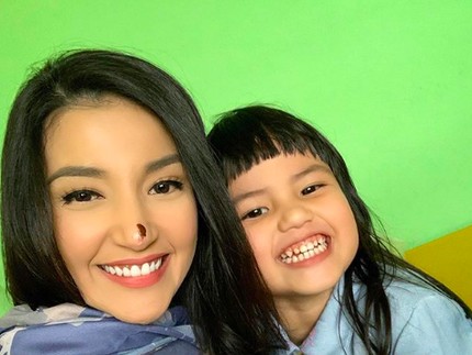 7 Potret Haru Tsania Marwa Bersama Kedua Anaknya