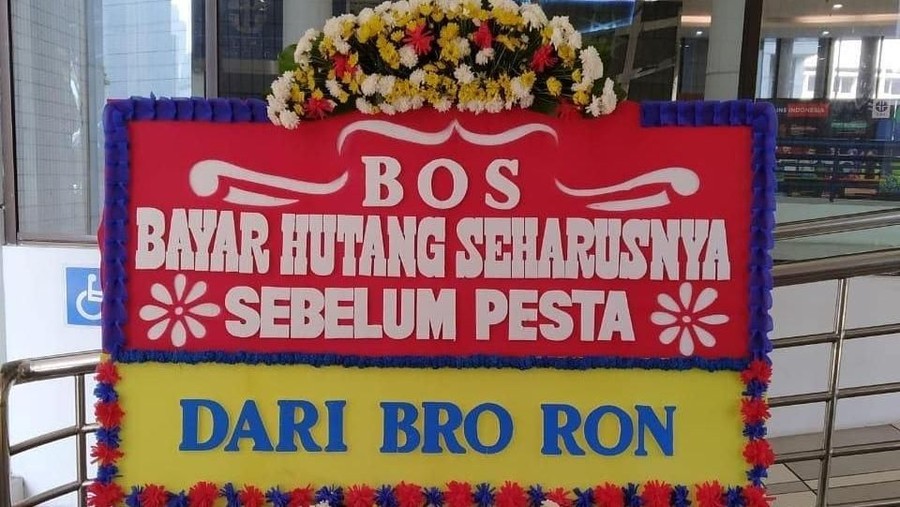 Cara Unik Nagih Utang yang Jadi Sorotan Tak kunjung membayar utang, pria ini nekat kirim karangan bunga.