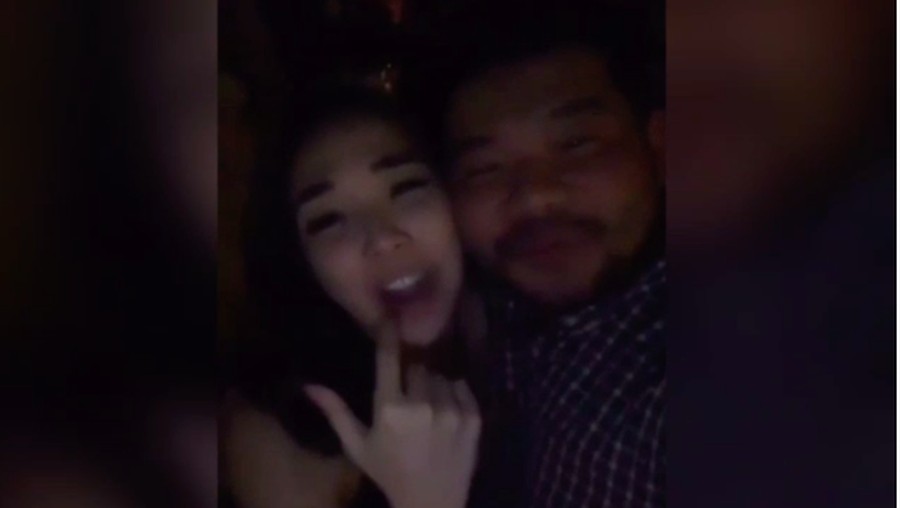 Dugem dengan pria misterius Sejumlah berita kontroversi Gisella Anastasia mulai dari perceraian dengan Gading Marten hingga viral video syur mirip wajahnya.