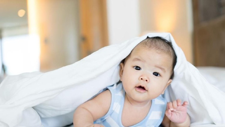 Ilustrasi bayi Cute newborn baby girl lying in the bed. 2 month old child in owl hat sleeping on blue blanket with stars