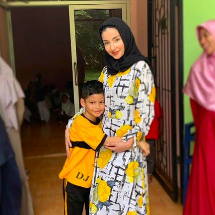 <p>Meski pada Rabu, (4/9/2019) Pengadian Agama Cibinong memutus hak asuh anak dibagi dua, pihak Atalarik mengatakan kondisi akan tetap sama. Tsania meminta anak-anaknya untuk bersabar. (Foto: Instagram @tsaniamarwa54)</p>