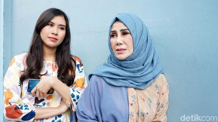 Ibunda Syahnaz Sadiqah, Amy Qanita khawatir dan belum bisa membayangkan putrinya akan merawat anak kembar.