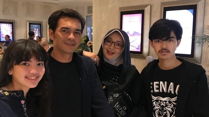 Keluarga Rina Gunawan dan Teddy Syach