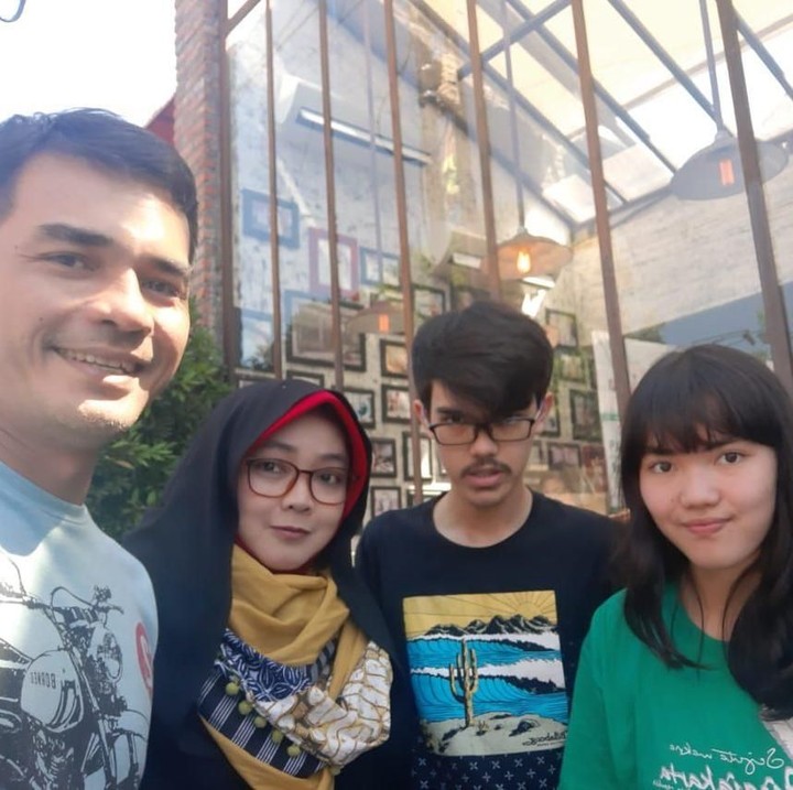<p>Rina dan Teddy dikaruniai dua anak, Aqshal Ilham Syafatullah dan Karnisya Rahmasyach. (Foto: @rinagunawan28)</p>