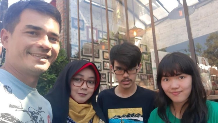 Keluarga Rina Gunawan dan Teddy Syach