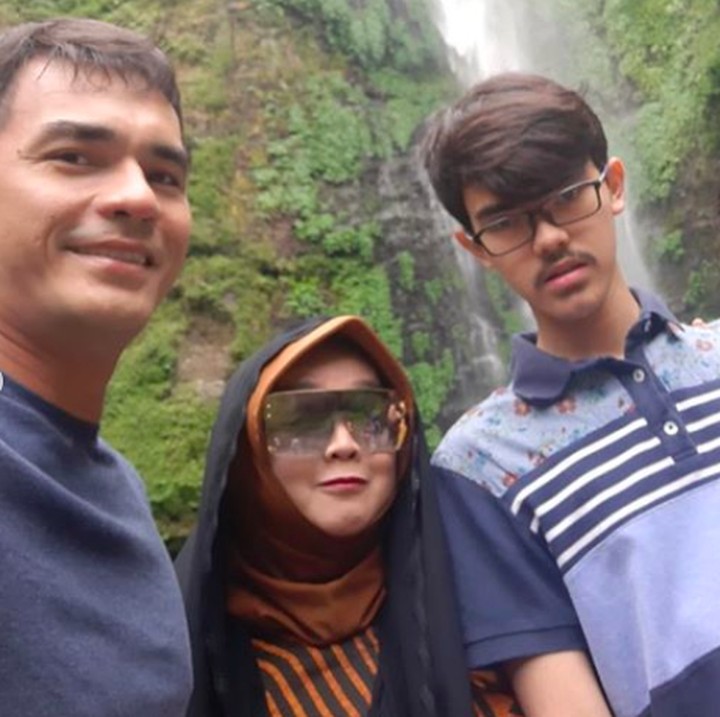 <p>Rina dan Teddy juga selalu menyempatkan waktu untuk <em>quality time</em> bersama kedua buah hati mereka. (Foto: @rinagunawan28)</p>
