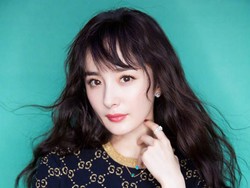 Kontroversi Aktris Cantik yang Ketahuan Baca Komik tentang Lesbian