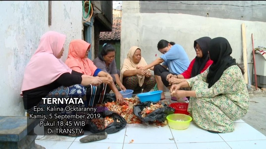 Kalina Oktarani, model yang jadi pengupas kepiting dan jual nasi uduk keliling.