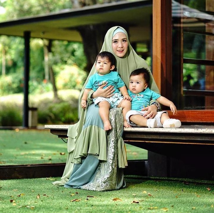 <p>April Jasmine dan Ustaz Solmed sudah dikaruniai tiga orang anak, si sulung Sulthan dan adiknya yang kembar. (Foto: Instagram @apriljasmine85)</p>