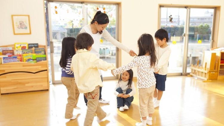 Ajak si kecil mengenal keberagaman dan lincah bergerak dengan menyanyikan lagu anak 'Yamko Rambe Yamko'.