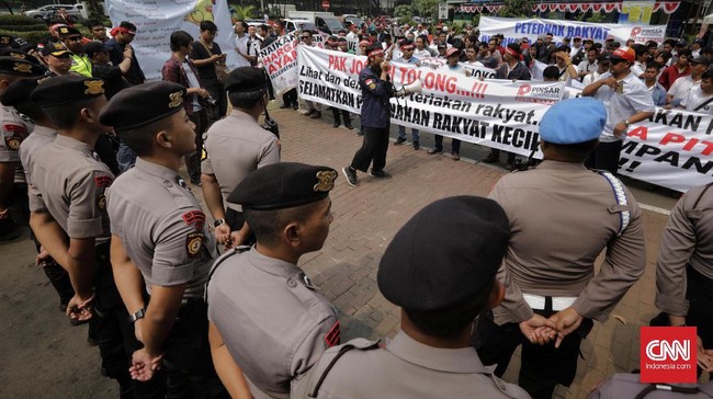 Sebanyak 400 peternak dari wilayah Jateng dan Jabar menyambangi kantor Kemenko Perekonomian untuk protes atas harga ayam hidup yang anjlok.