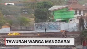 VIDEO: Tawuran Warga Manggarai di Perlintasan Kereta Api