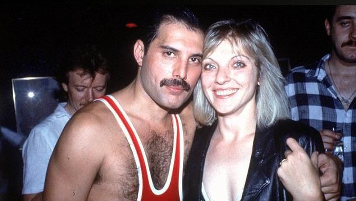 Musisi ternama Freddie Mercury selalu lekat dengan sosok perempuan cantik Marry Austin&period; Marry dikenal sebagai sosok yang berhasil merebut hati sang legenda&period;