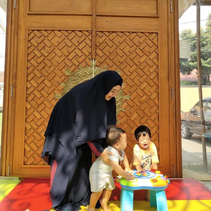 <p>Begini nih lucunya kalau si kembar lagi rebutan mainan ya. (Foto: Instagram @apriljasmine85)</p>