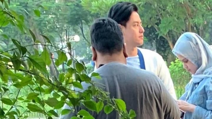 Roger Danuarta dan Cut Meyriska terlihat tengah antre depan Kedubes AS.
