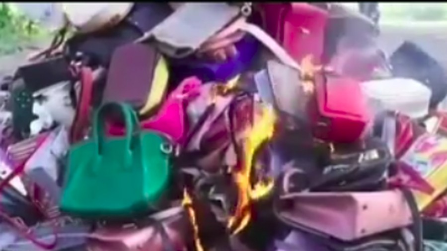 berita viral terkait sejumlah tas mahal senilai Rp 50juta yang dibakar massal.
