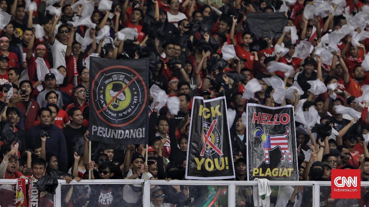 FOTO: Kerusuhan Suporter di Laga Indonesia vs Malaysia