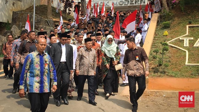 Wakil Presiden Jusuf Kalla meminta para pimpinan pondok pesantren untuk mulai mengajarkan para santri berwirausaha.