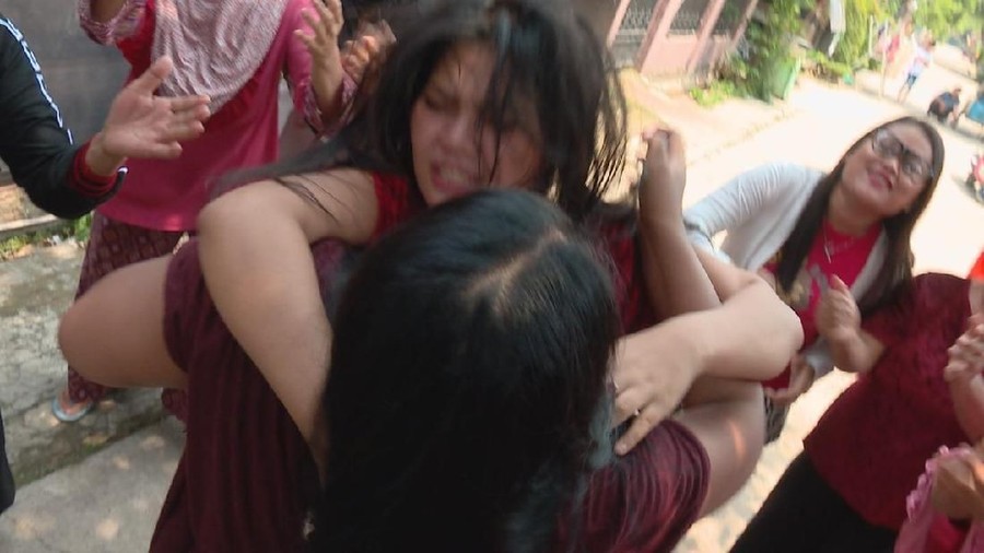 Rosa Meldianti kepergok tengah bertengkar hebat dengan seorang wanita di tengah jalan.