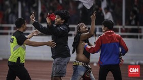 FOTO: Kerusuhan Suporter di Laga Indonesia vs Malaysia