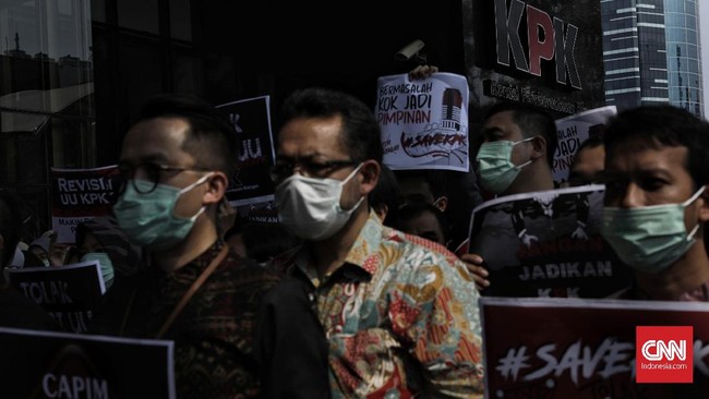 Sebanyak 75 pegawai KPK yang tak lulus TWK itu disebut tetap bisa mengabdi dan membantu lembaga antirasuah memberantas korupsi dengan menjadi PPPK.