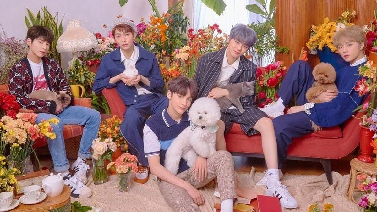 Enam fakta lightstick boygrup asal Korea Selatan&comma; TXT&comma; yang tengah mencuri perhatian publik lantaran dinilai mencontek lightstick milik SHINee&period;